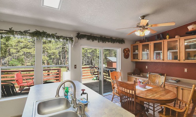 Parks Cabina | Gorgeous & Historic 3 BR Log Cabin w/ Forest Views / 20 minutes from Flagstaff