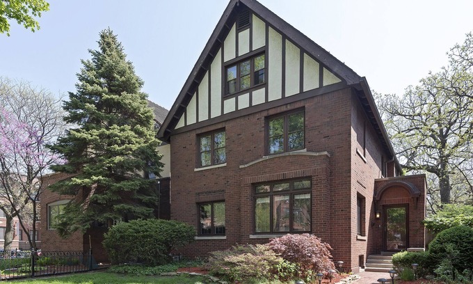 Hyde Park Casa | Gorgeous historic mansion on UChicago campus. Renovation with original detail.