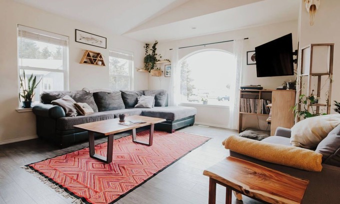 Homer Casa | Gorgeous Home in Center of Town - Near Everything!