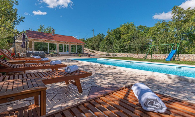 Cove Parja Casa | Preciosa casa en Knin con cocina.