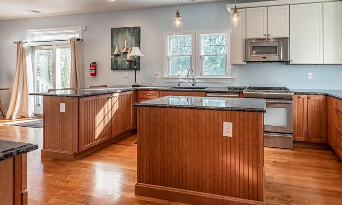 Spring Lake Casa | Spring Lake Gem! Lake Views - 2 Blocks from Beach & South Pavillon Pool Locker!