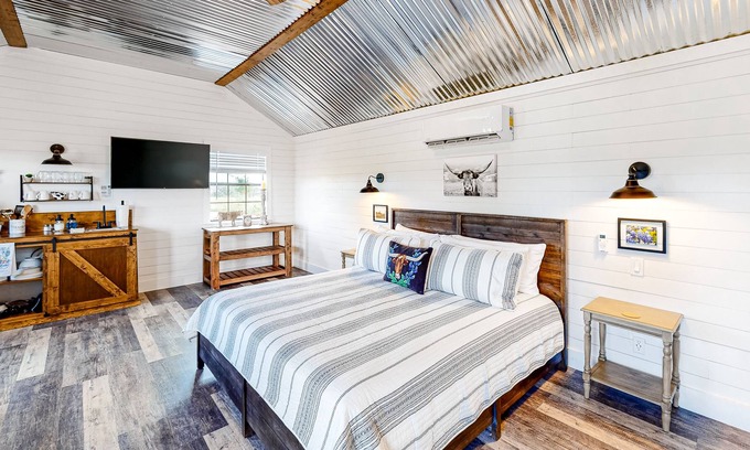 Fredericksburg Cabaña | Gorgeous Home Near Historic Downtown Fredericksburg w/Free WiFi, Shared Firepit