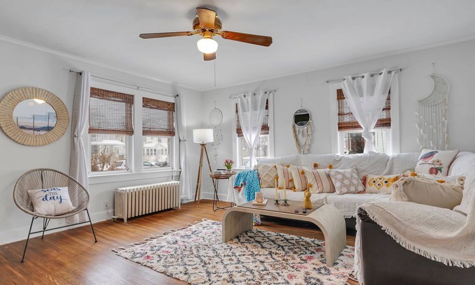 Charlotte Casa | Gorgeous home walking distance to the beach