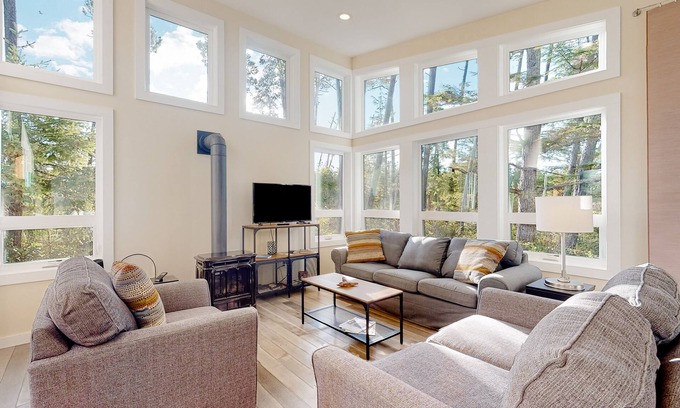 Nehalem Casa | Gorgeous home with a gas grill, kitchen, washer/dryer, patio, & gas fireplace