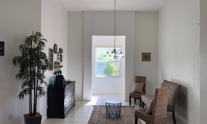 Versailles Casa | Gorgeous House in Wellington Fl