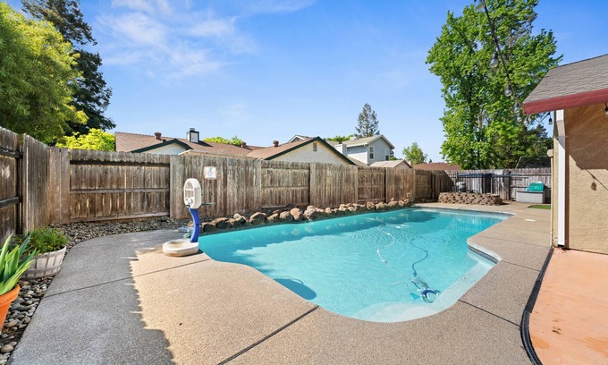 Elk Grove Casa | Gorgeous House with POOL!!