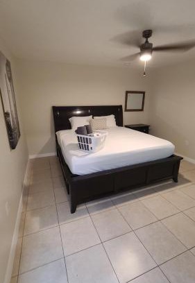 Lakeland Casa | Gorgeous King Master room with private lavatory