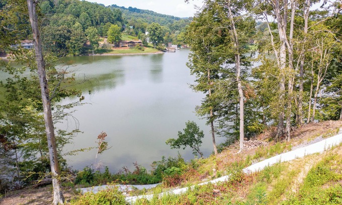 Kingsport Casa | Gorgeous Kingsport Lakehouse With Huge Two-Story Screened In Porch!
