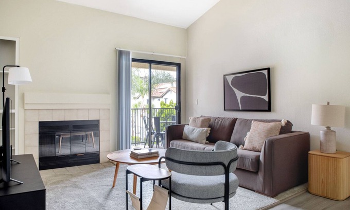 University City Apartamento | Gorgeous La Jolla 2BR w/ Gym, W/D & Pool, nr bars & shops, by Blueground