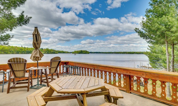 Neillsville Casa | Gorgeous Lake Arbutus Getaway w/ Dock & Boat House