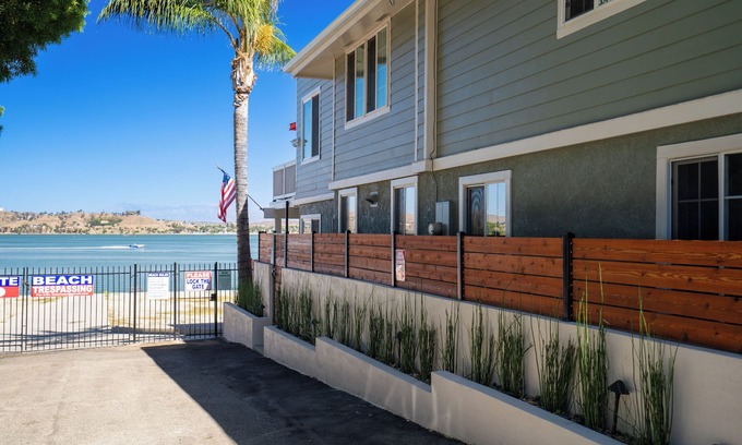 Lake Elsinore Casa | Gorgeous Lake Front Home w/ Boat access Unit 1