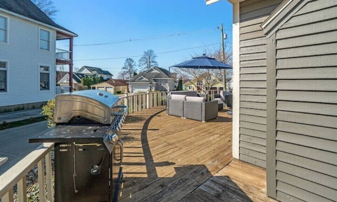Waukazoo Woods Cabaña | Gorgeous Lake Mansion w/ Lake Views