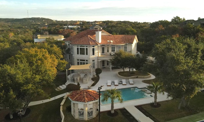 Leander Casa | GORGEOUS LAKE TRAVIS RETREAT HOME WITH POOL, COURT AND FITNESS ROOM
