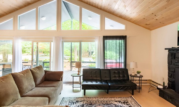 East Stroudsburg Cabina | Gorgeous Lake Cabin in the Poconos with private hot tub