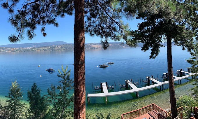 Central Okanagan Cabina | Gorgeous Lakefront Cottage