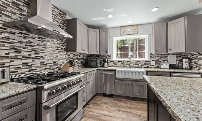 Wishon Cabina | Gorgeous Lakefront Estate in Bass Lake, Just 30 min from Yosemite National Park!