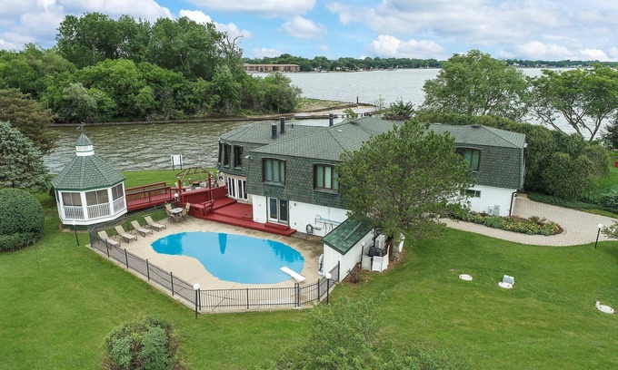 Solon Mills Casa | Gorgeous Lakefront Estate, Chain O'Lakes Gem~POOL