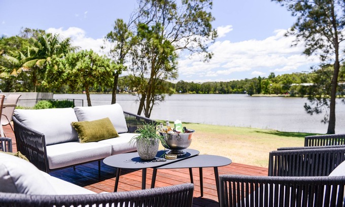 Wamberal Casa | Gorgeous Lakeside Accomodation Family Friendly