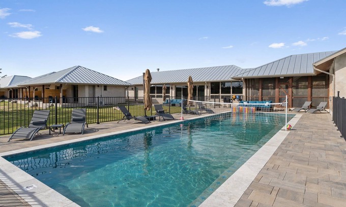 La Grange Casa | Gorgeous Lakeside Retreat Center – 30 Beds