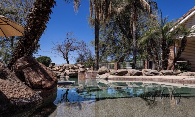 Gilbert Casa | Gorgeous LARGE Country Home! 🏡 Pet Friendly! SPARKLING Pool! Orchard!