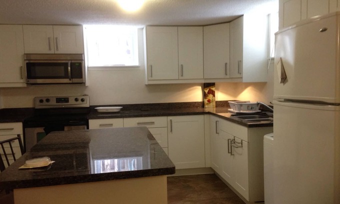 Ottawa Division Casa | Gorgeous large two bedroom apartment on Britannia Beach!