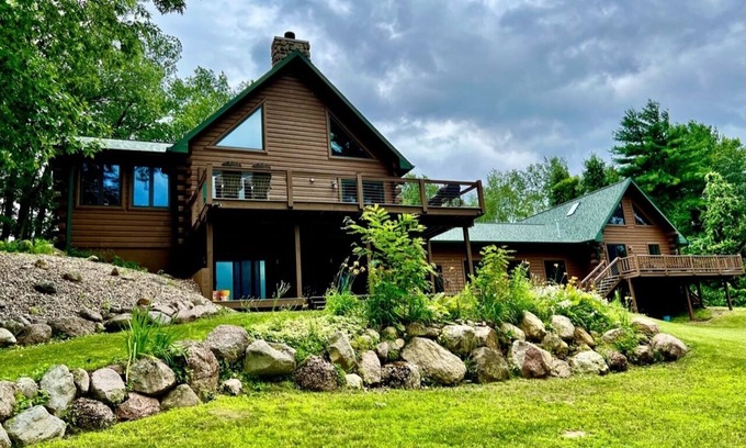 Weyauwega Cabina | Gorgeous lodge that offers beautiful view and access to the Little Wolf River