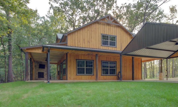 Redlick Cabina | Gorgeous lodge tucked away in Texarkana - 3 bedrooms available