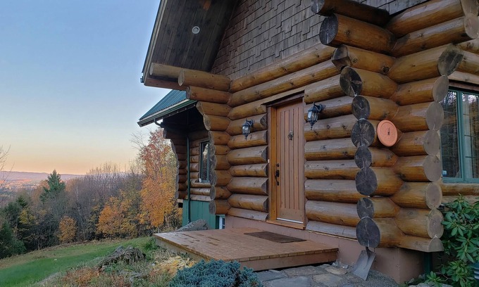 Stanstead Township Chalet De Esquí | Gorgeous Log Home Available for Monthly Rental