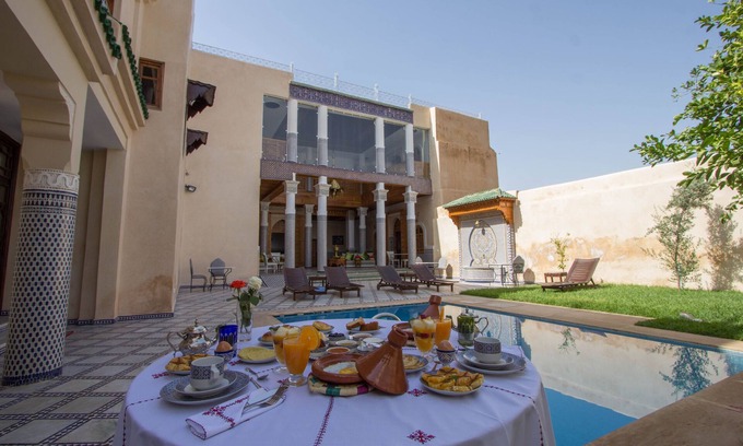 Talaa Cama Y Desayuno | Preciosa habitación doble de lujo en la piscina del Palais Houyam