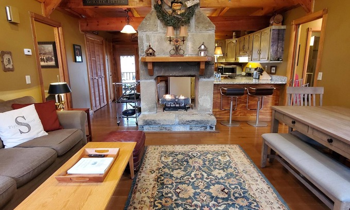 Zoe Cabina | Gorgeous Luxury Chalet. Huge See-Thru Stone Fireplace. Private, Hot Tub, Wi-Fi.