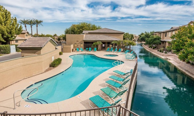 Fox Crossing Condominio | Magnífico condominio de lujo (madera dura / granito / todo renovado) en el agua en el área de Ocotillo