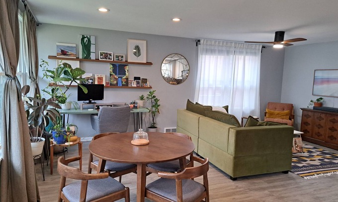West Ridge Casa | Gorgeous Mid Century 3 bed with hot tub near Lincoln Square