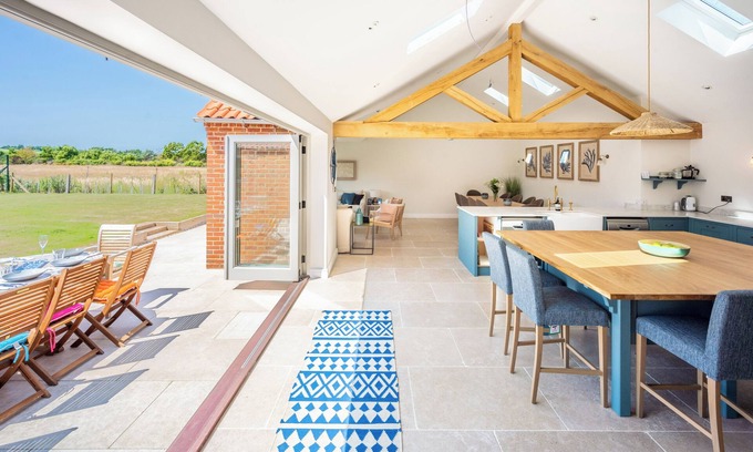 Deepdale Cabaña | Gorgeous modern home, all on one level, close to shops, pubs and coastal path.