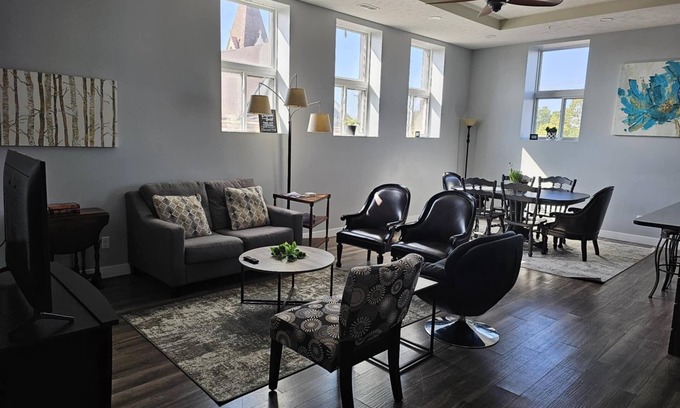 Grand Island Apartamento | Gorgeous Modern 1500 sq ft 3 bedroom/2 bath Downtown Apartment