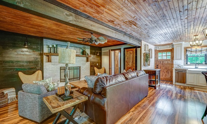 Ellijay Cabina | Gorgeous modern cabin with covered patio, firepit, full kitchen, & central AC