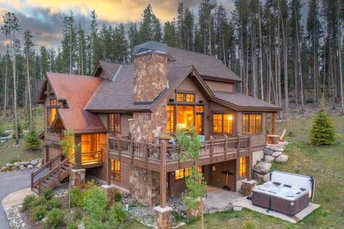 Corkscrew Flats Casa | GORGEOUS modern estate private ski SHUTTLE! Hot Tub, hiking trail to town, fire pit, even a SONIC ice maker!
