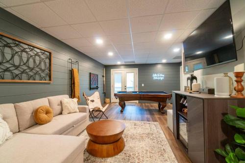 Helen Casa | Gorgeous Modern Farmhouse w/Hot Tub & Pool Table