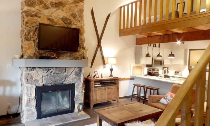 Taos Ski Valley Condominio | A pasos de las pistas en Heart of Taos Ski Valley
