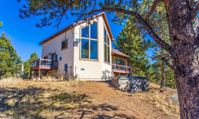 Woodland Park Casa | Hermosa cabaña de montaña en 35 acres! Bañera de hidromasaje y espectaculares vistas de Pikes Peak.