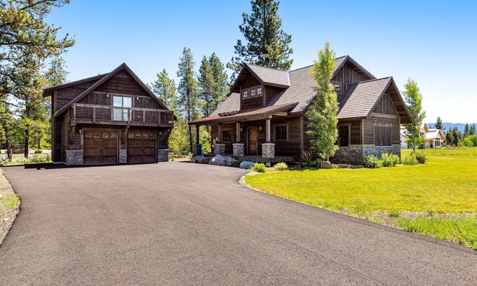 McCall Casa | Gorgeous mountain home with waterview, fireplace, washer/dryer, WiFi, & Netflix