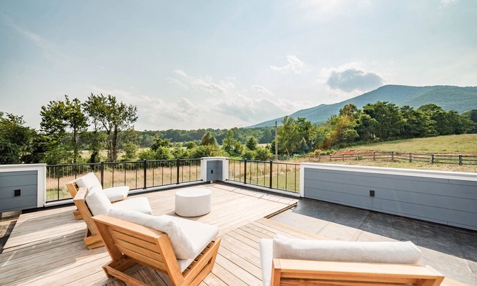 Peaks Otro | Gorgeous Mountain Views, Rooftop Deck, Chef's Kitchen