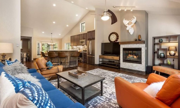 Warrior's Mark Casa | Mtn Modern End Unit Home: ¡Camina hacia los ascensores! Spa privado, garaje y terraza, 3 King Bds!