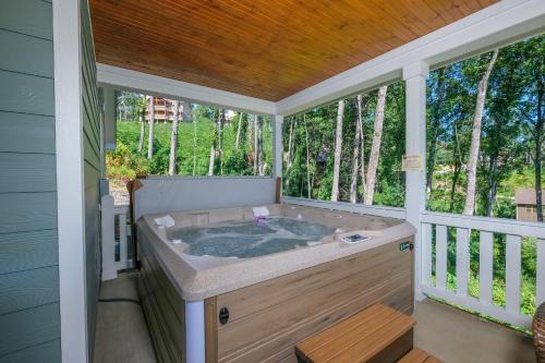 Chalet Village North Casa | Gorgeous new 2 bedroom chalet with hot tub and pool table in Gatlinburg!