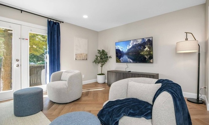 Northeast South Bend Casa | Gorgeous NEW 5-bedroom townhome with AC, WiFi in charming South Bend- walk to ND