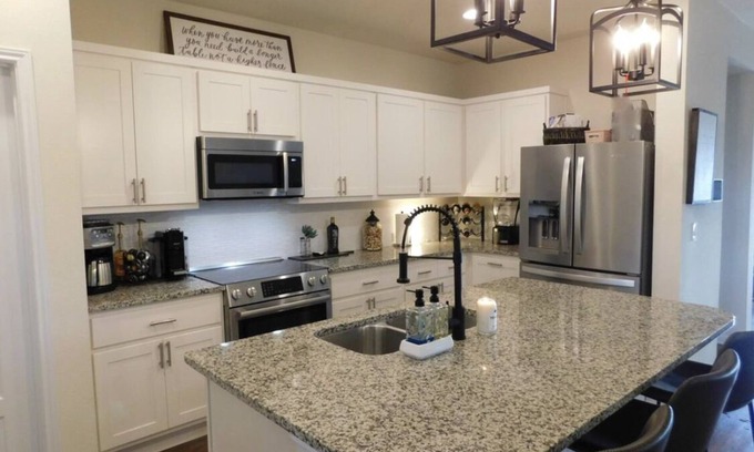 Manor Casa | Gorgeous Newer Home Tesla Close 6 Beds Crew Welcome