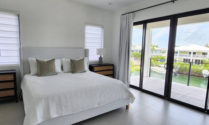Venetian Shores Casa | Gorgeous newly constructed home in the exclusive neighborhood of Venetian Shores