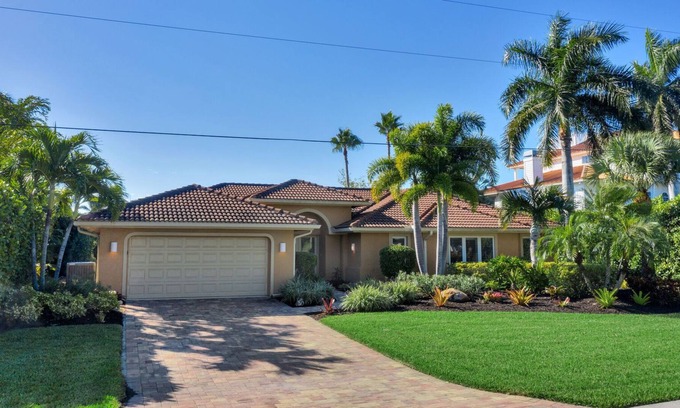 Shell Harbor Casa | Gorgeous newly renovated and professionally designed canal home.