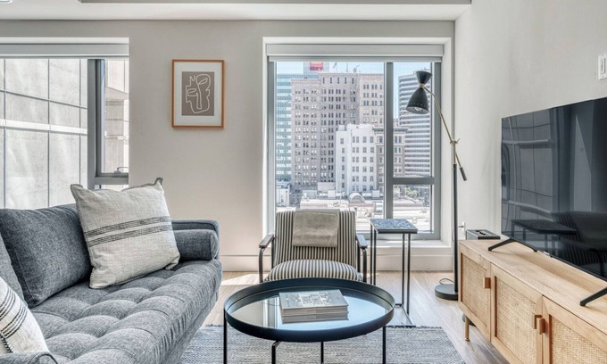 Downtown Oakland Apartamento | Gorgeous Oakland 1BR w/ AC, W/D, Sky Deck, next to BART, by Blueground