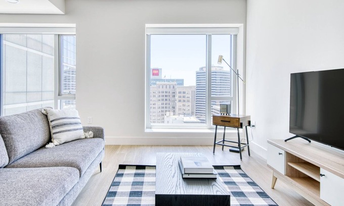 Downtown Oakland Apartamento | Gorgeous Oakland 1BR w/ AC, W/D, Sky Deck, next to BART, by Blueground