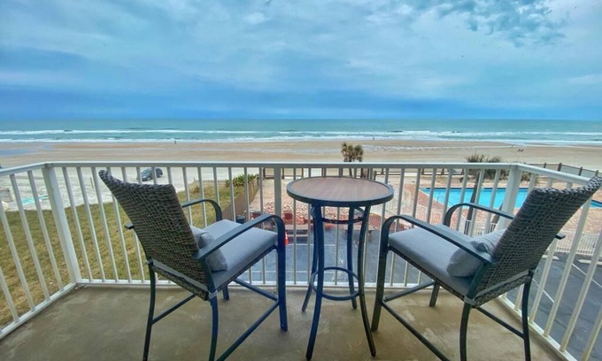 Bostwick Park Apartamento | Gorgeous Ocean Front Spacious Studio in Daytona - Up 6 Guests!